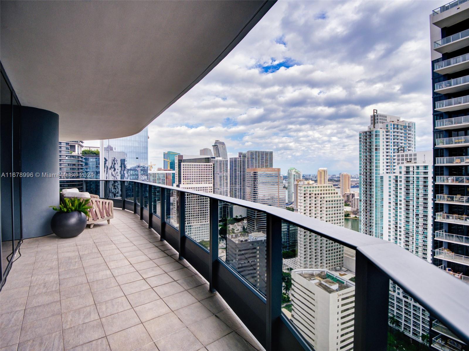 1000 Brickell Plz #4215, Miami FL 33131