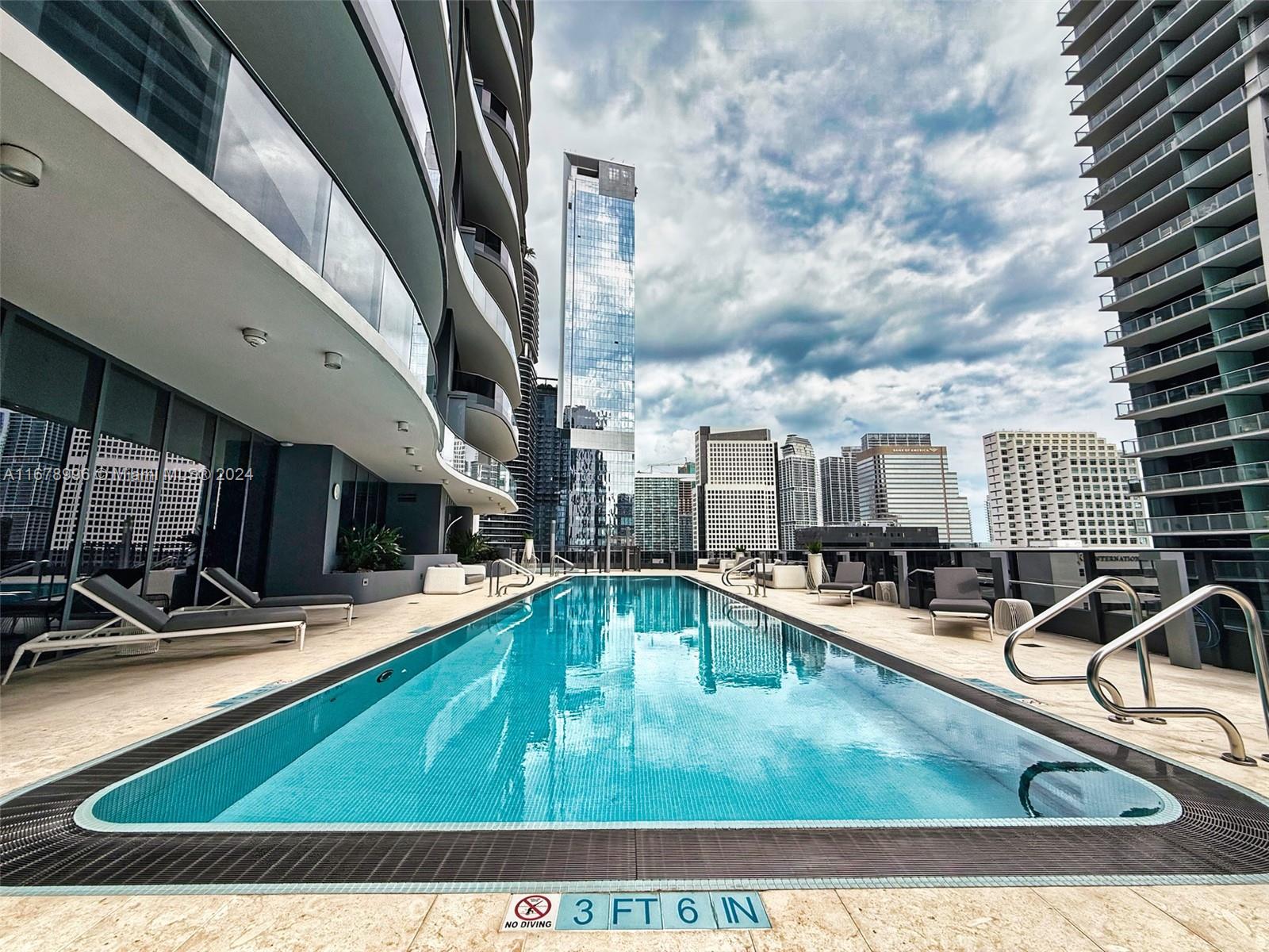 1000 Brickell Plz #4215, Miami FL 33131