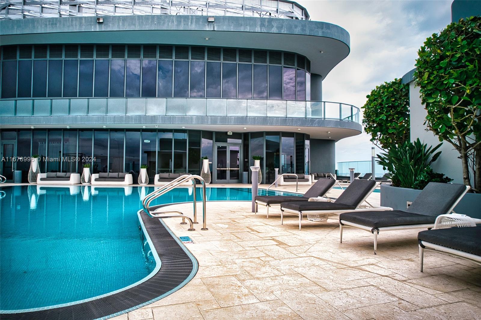 1000 Brickell Plz #4215, Miami FL 33131