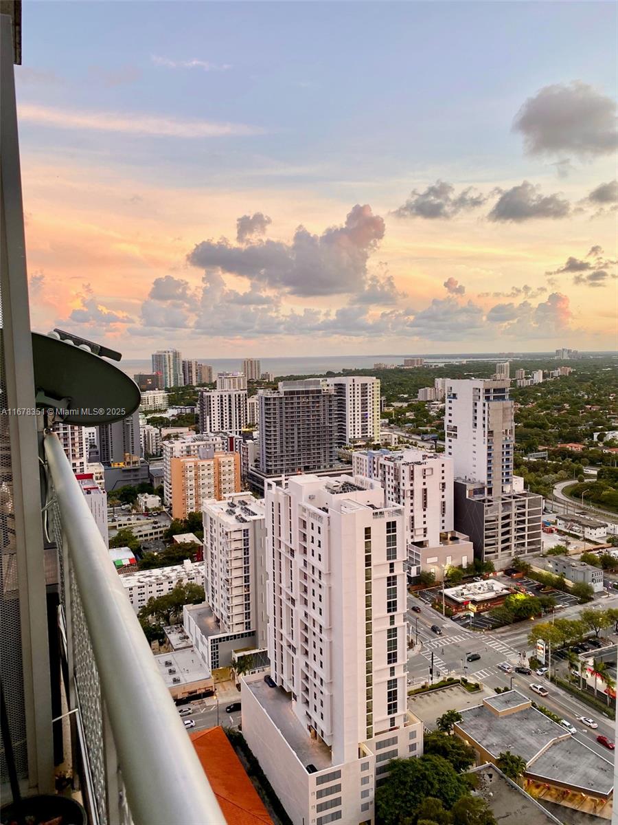 690 SW 1st Ct #PHII20, Miami FL 33130
