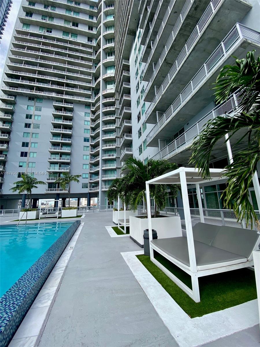 690 SW 1st Ct #PHII20, Miami FL 33130
