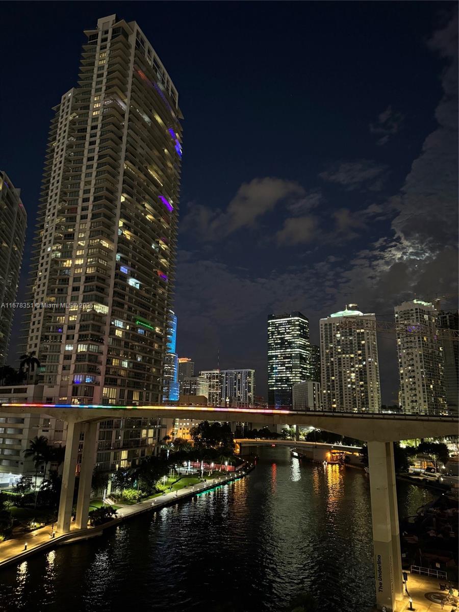 690 SW 1st Ct #PHII20, Miami FL 33130