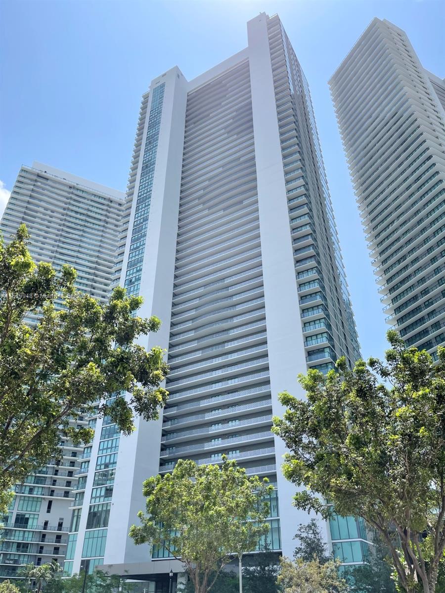 Luxurious 1bed/1.5bath corner residence at Paraiso Bay Condo with stunning views of Biscayne Bay and the city. Beautiful 32”x32” tiles throughout, floor-to-ceiling impact windows, Bosch appliances, Italkraft cabinetry, shades, closet, washer & dryer, and 1 assigned parking. 5-Star amenities include 100ft diameter pool, fitness center, business center, conference room, playroom, wine room, cigar lounge, party lounge w/ kitchen, children’s pool, jacuzzi, yoga area, children outdoor playground, 2 tennis courts, spa (steam, dry sauna & indoor jacuzzi), theater, ping-pong, billiard, bowling, arcade, golf simulator, bbq areas, private elevators, front desk, and valet. Located in Edgewater walking distance to Midtown, Wynwood and Design District, close to Downtown and Brickell.