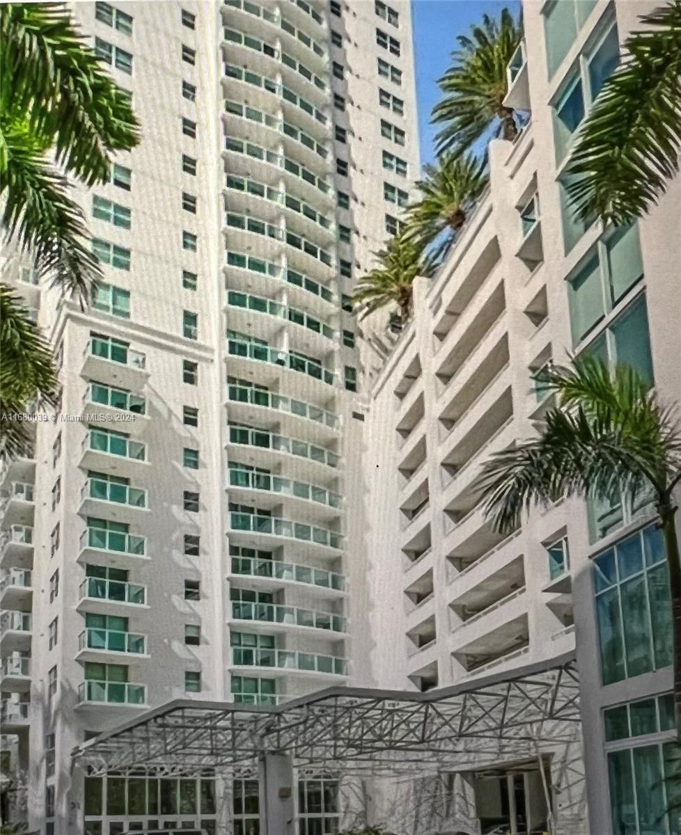 AMAZING 2/2 BRICKELL ON THE RIVER CONDO, GREAT LAYOUT, SPACIOUS BEDROOMS, NEW FLOORS AND RECENTLY PAINTED.  CLOSE TO BRICKELL CITY CENTER, RESTAURANTS AND ENTERTAINMENT. GREAT ACCESS TO HIGHWAYS AND EXPRESSWAYS. EASY TO SHOW TEXT OR CALL LISTING AGENTS: LOCKBOX AT CONDO RECEPTION