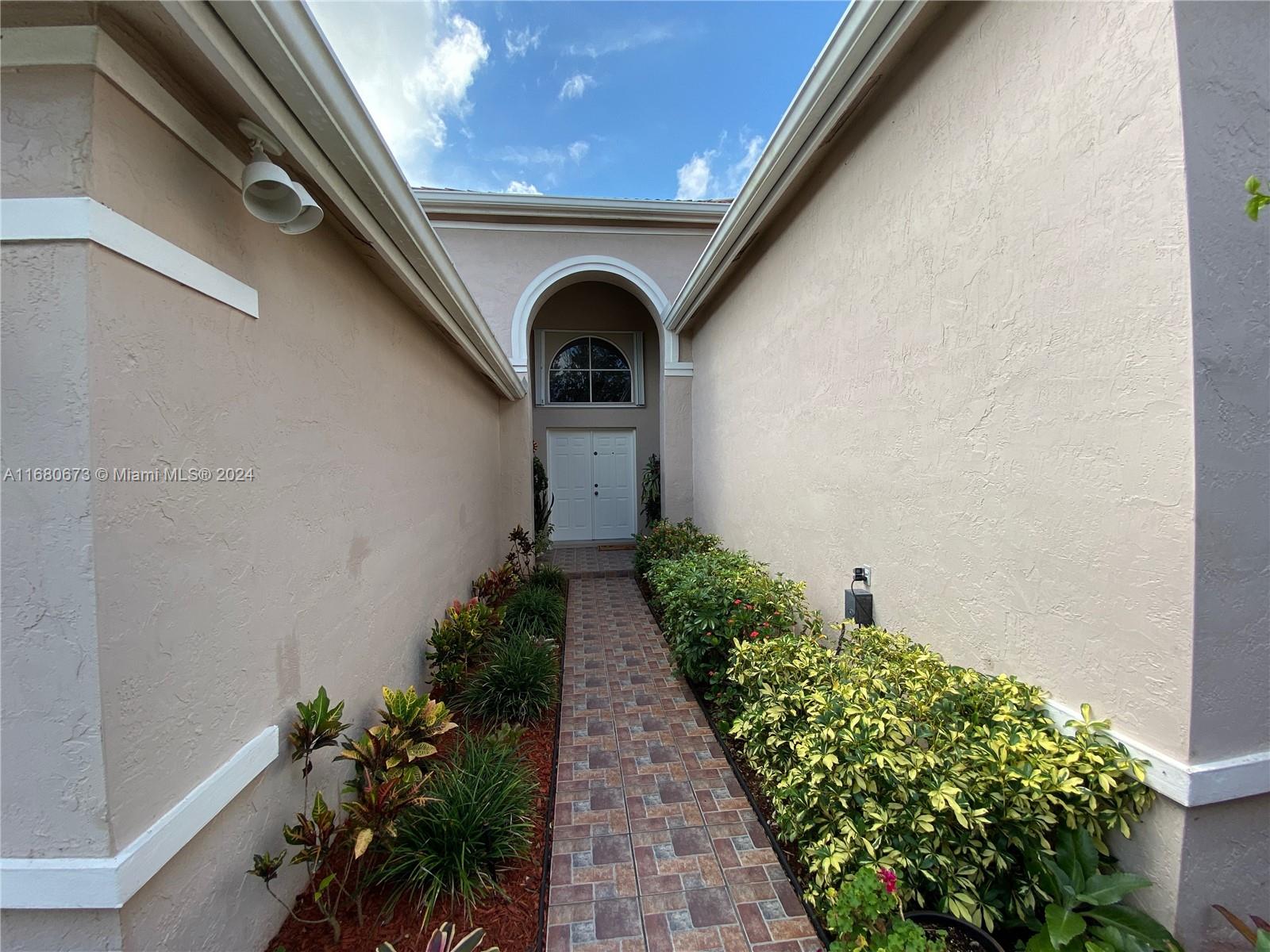 495 Carrington Ln, Weston, Florida image 2