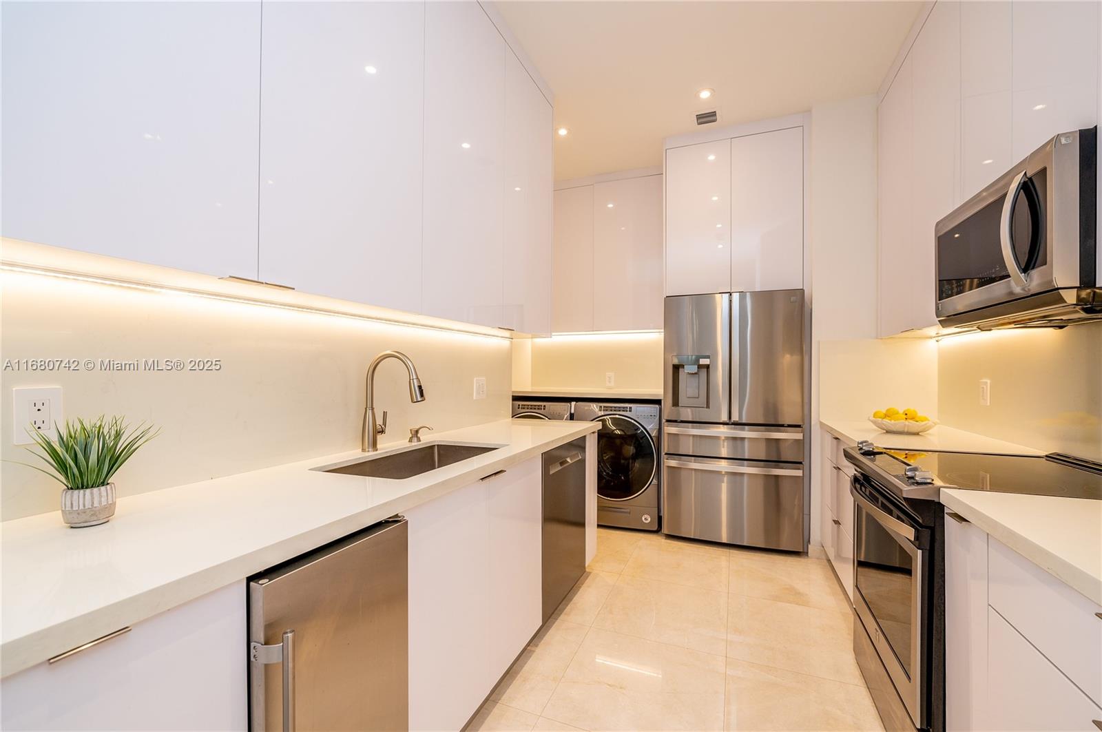 881 Ocean Dr #L2, Key Biscayne FL 33149