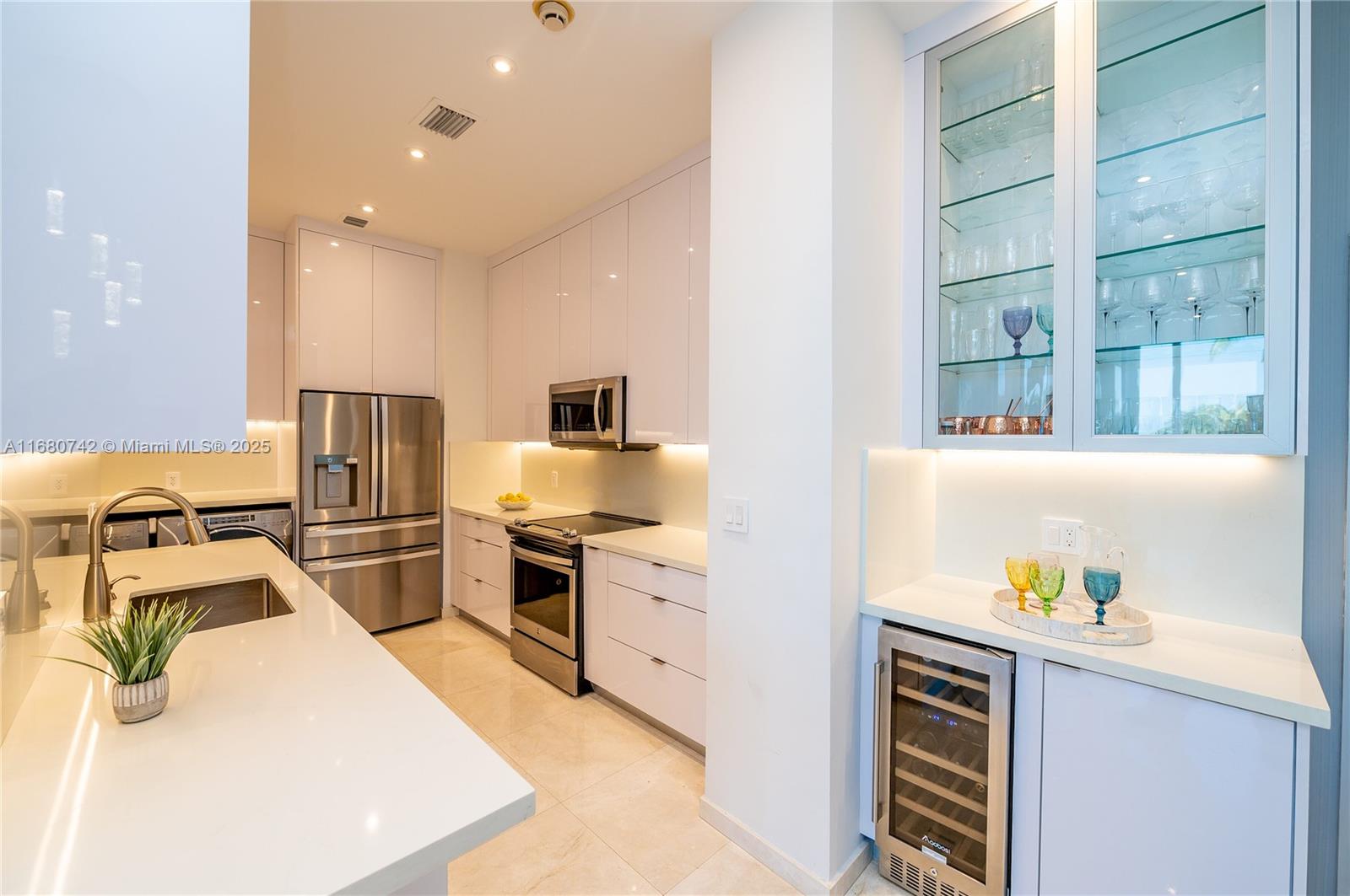 881 Ocean Dr #L2, Key Biscayne FL 33149