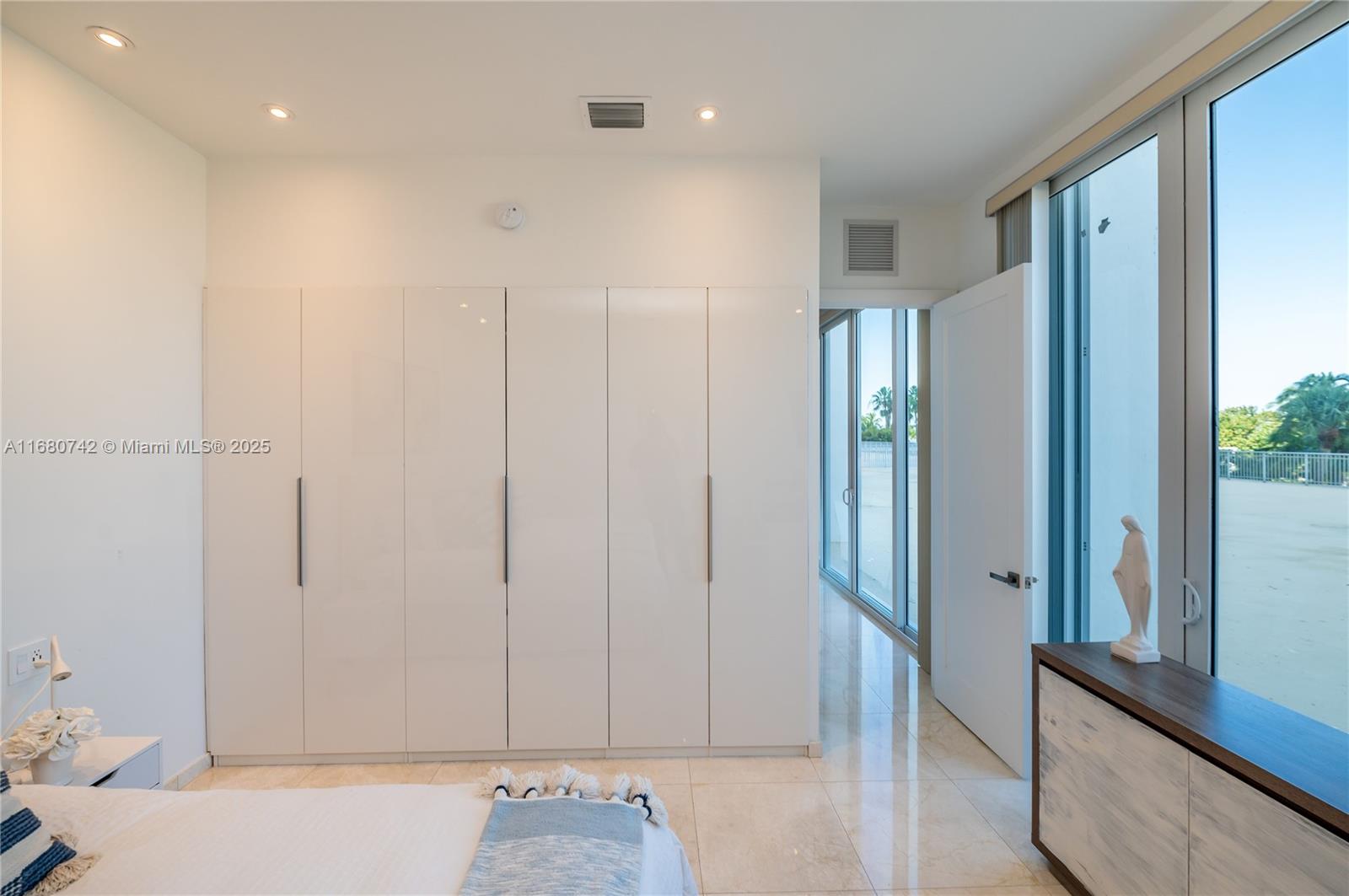 881 Ocean Dr #L2, Key Biscayne FL 33149