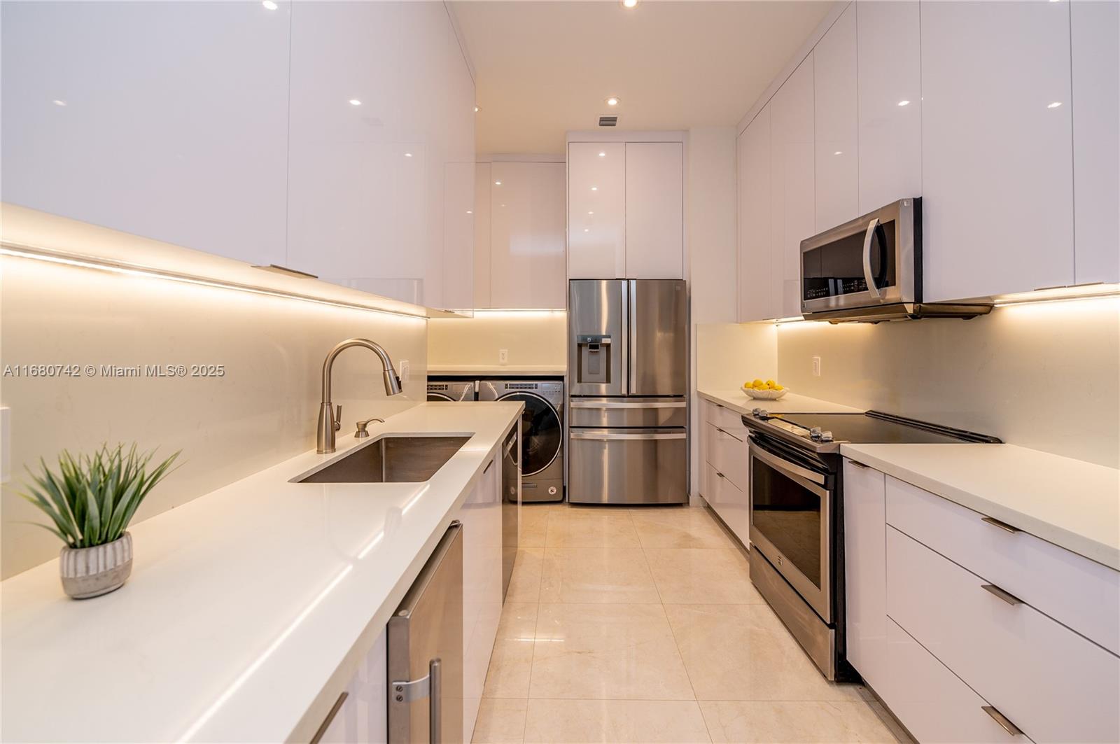 881 Ocean Dr #L2, Key Biscayne FL 33149
