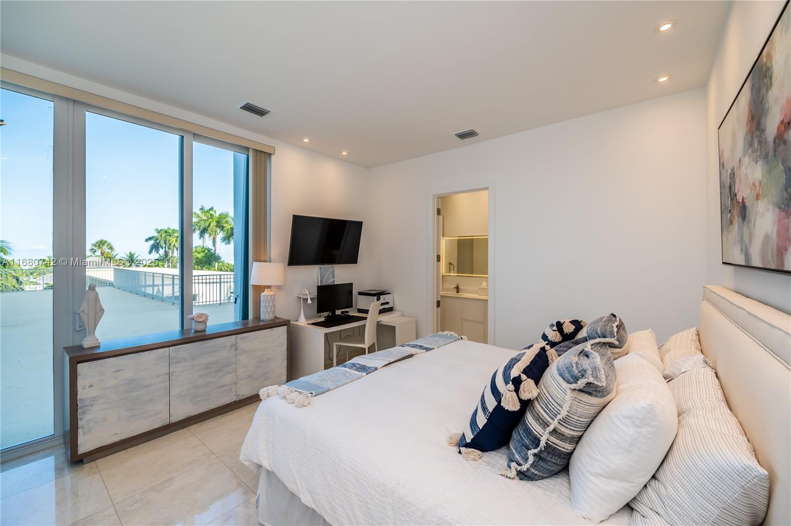 881 Ocean Dr #L2, Key Biscayne FL 33149