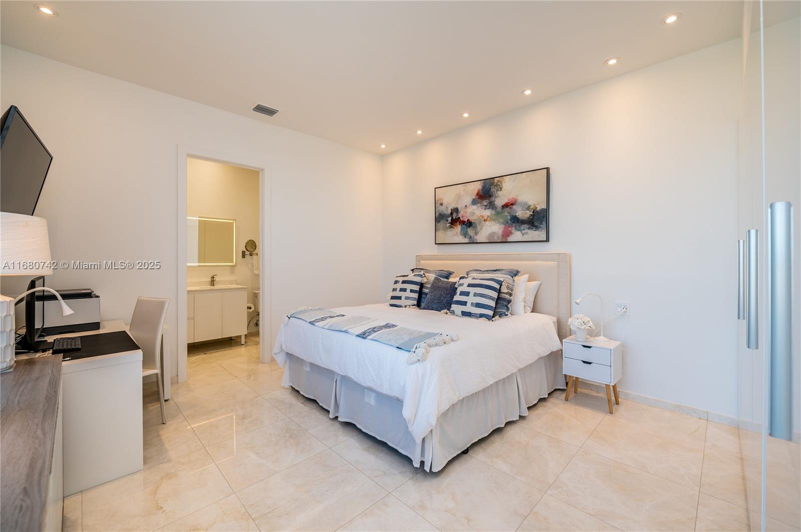 881 Ocean Dr #L2, Key Biscayne FL 33149