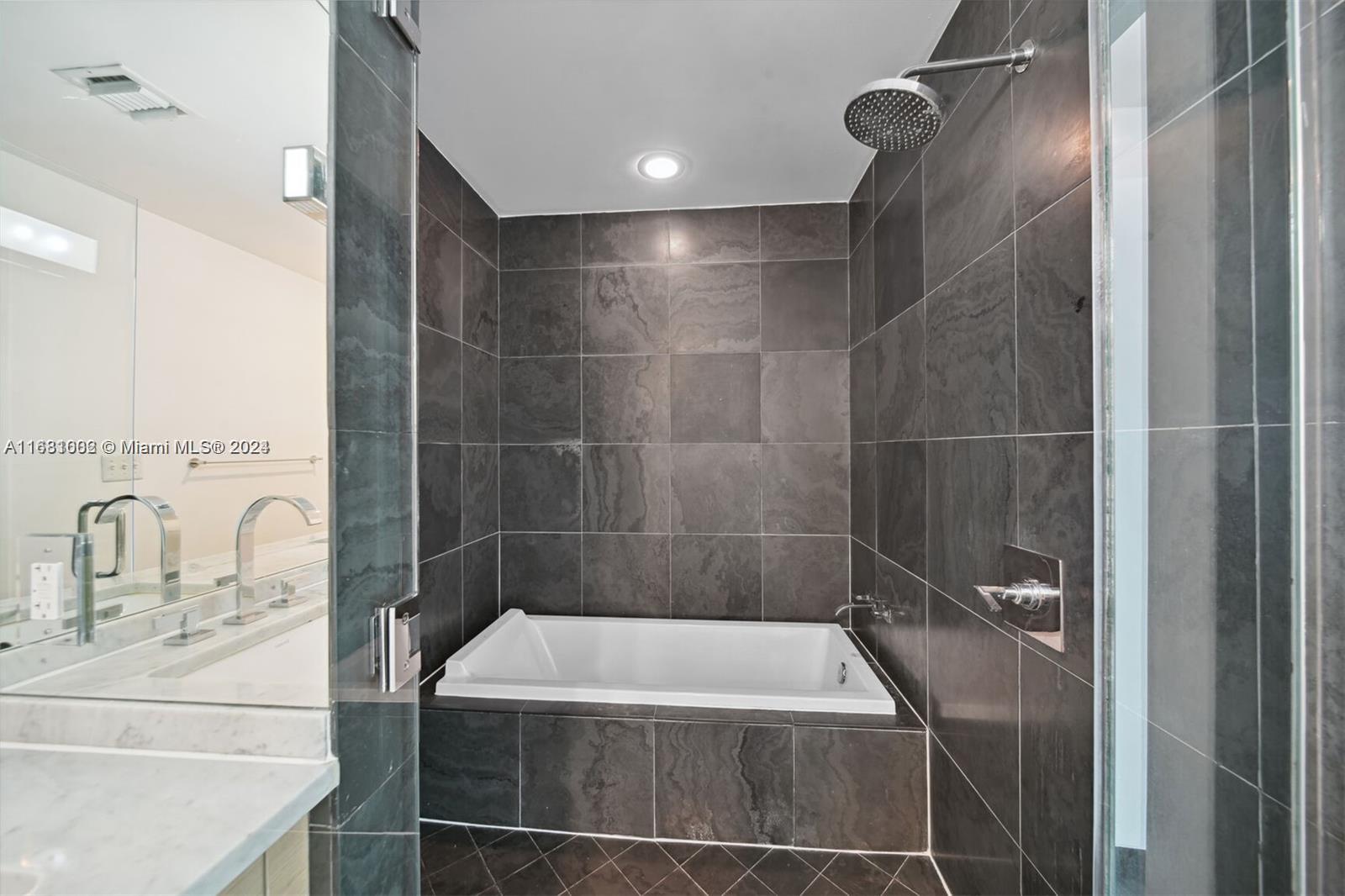 900 Biscayne Blvd #2908, Miami FL 33132