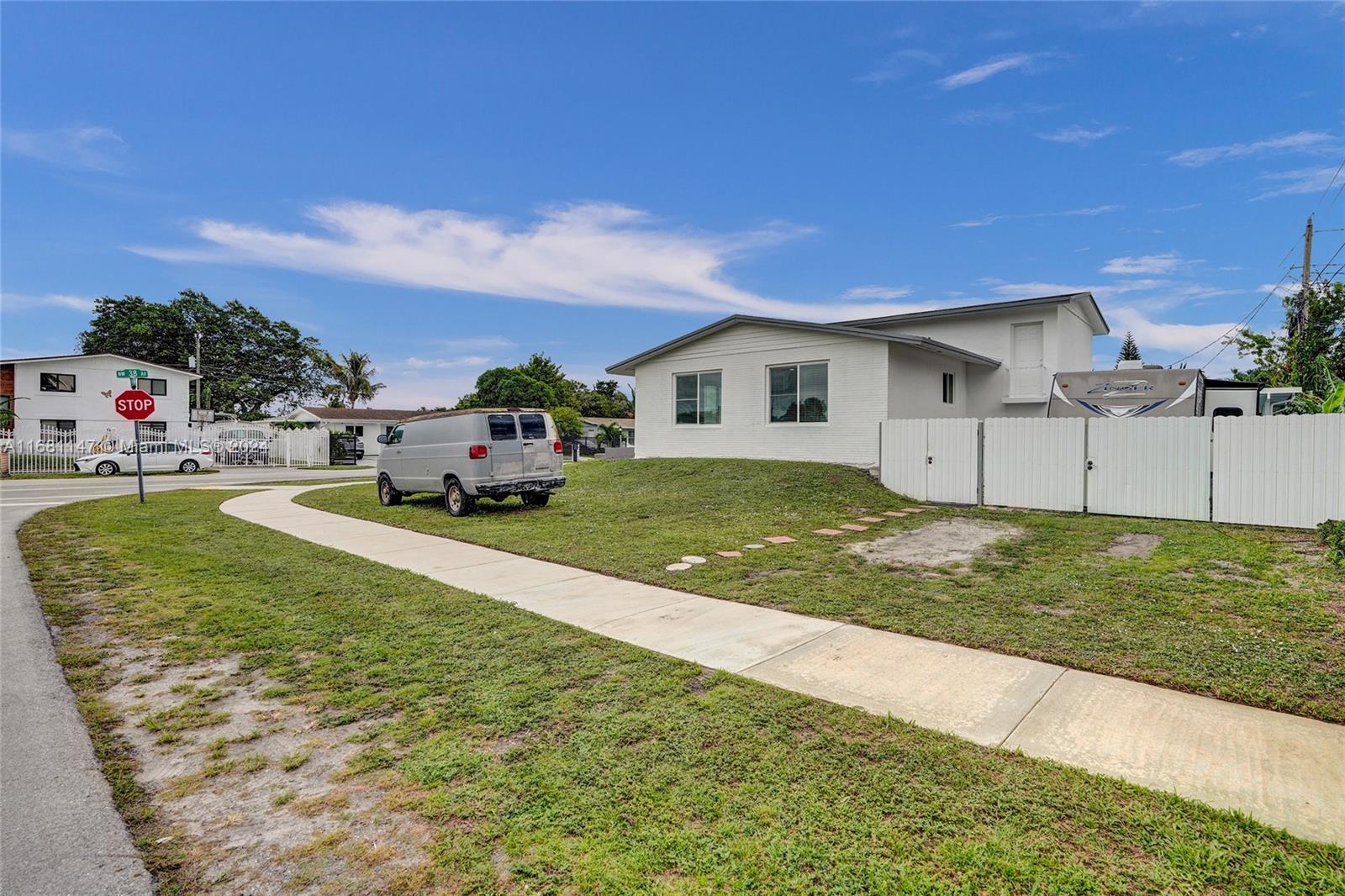 3800 NW 185th Ter, Miami Gardens, Florida image 47