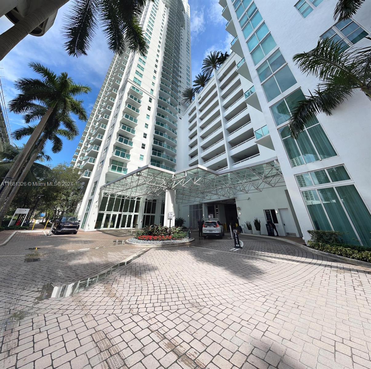 LOCATION!!!! LOCATION!!! Spacious, modern one-bedroom apartment located in one of the buildings with the best amenities in the city (swimming pools, gym, sauna, cardio room, spa rooms, party rooms, etc.) in Brickell, steps from the Brickell City shopping center center and restaurants so you can enjoy the best lifestyle that Miami and Brickell offers you