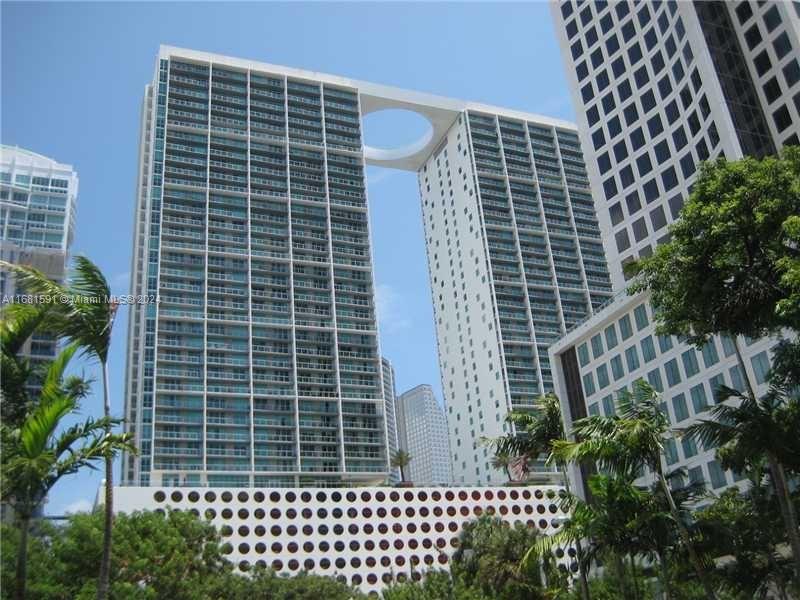 Beautiful and spacious 2 Bed 2 Bath with amazing views. High ceilings, walking closets. European kitchen with stainless steel appliances and quartz countertops. Great full service building with plenty of amenities. Great location off Brickell Ave just across the street of Brickell Citicentre and public transportation, walking distance to Downtown.