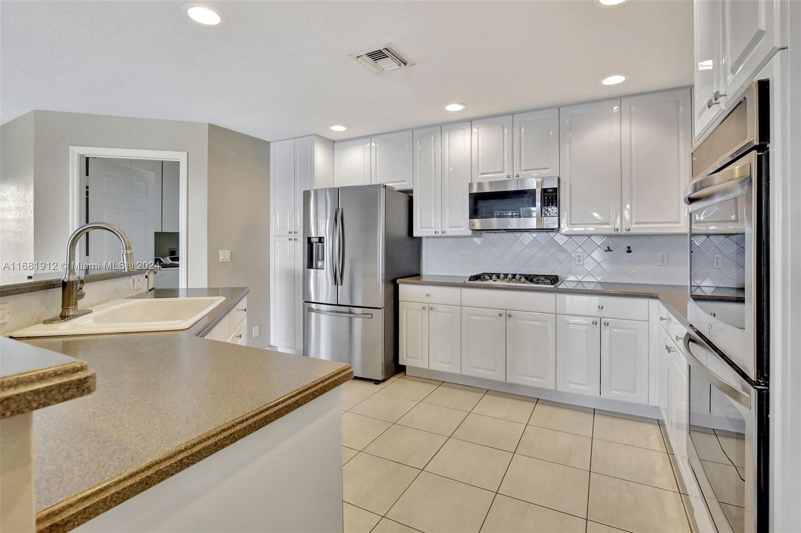 12618 NW 23rd St, Pembroke Pines, Florida image 16