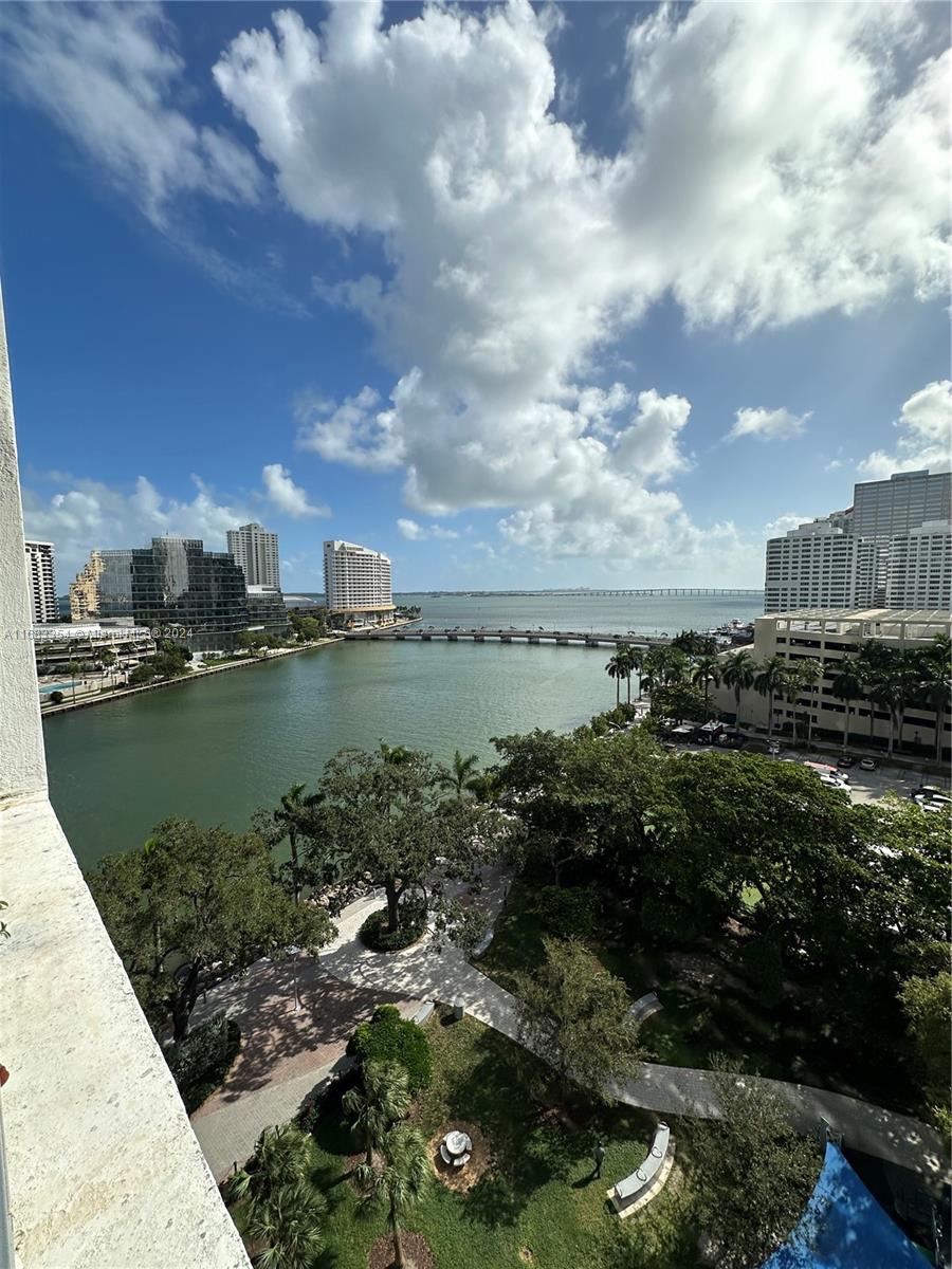 Extra large 2 bedroom 2 bathroom plus den with water and park views on the heart of brickell. Amazing amenities and location. Fun building with cool young professional neighbors.