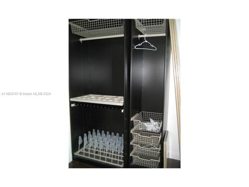 690 SW 1 CT #1211, Miami FL 33130