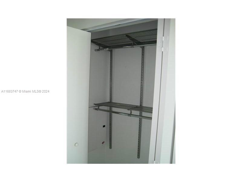 690 SW 1 CT #1211, Miami FL 33130