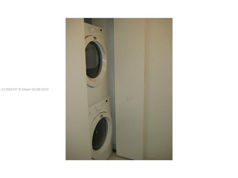 690 SW 1 CT #1211, Miami FL 33130