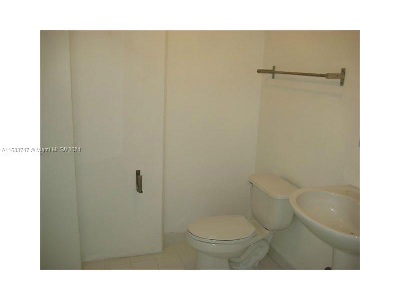 690 SW 1 CT #1211, Miami FL 33130