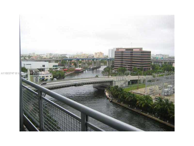 690 SW 1 CT #1211, Miami FL 33130