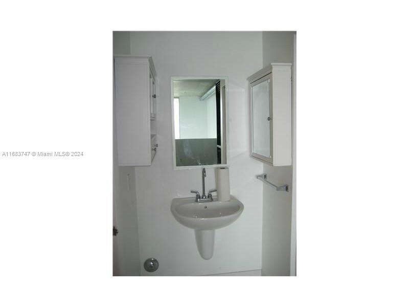 690 SW 1 CT #1211, Miami FL 33130