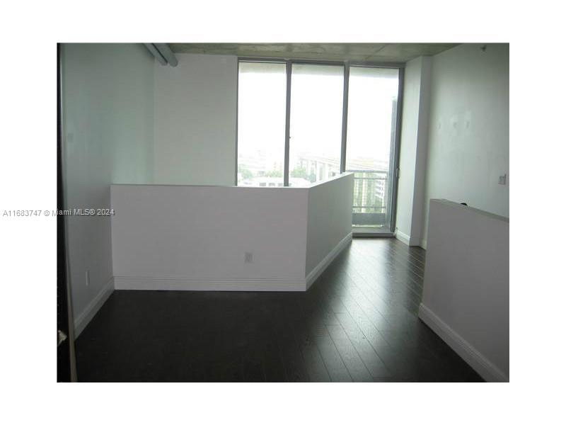 690 SW 1 CT #1211, Miami FL 33130