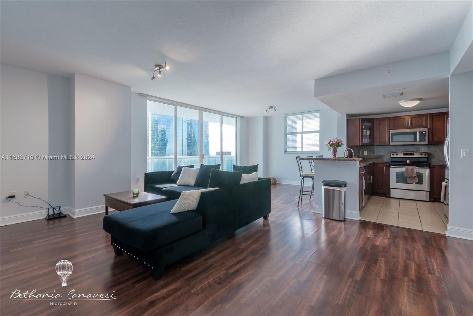 CORNEL UNIT, AMAZING LOCATION  1,322  SF!!!!!!!! 2/2,  ESPECTACULAR BAY AND CITY VIEW,  WRAP- AROUND BALCONY.  02 LINE!  BEST LINE IN THE BUILDING!WASHER  AND DRYER INTHE UNIT>   WALK TO RESTAURANTS  ETC