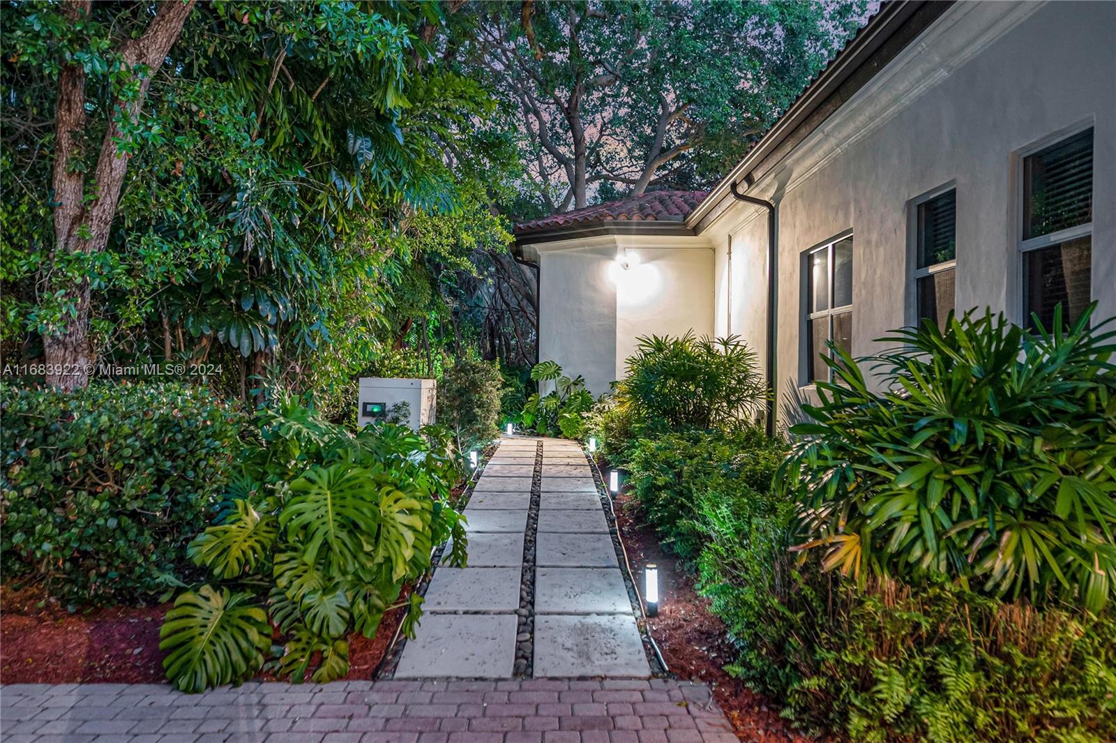 12211 Pine Needle Ln, Pinecrest, Florida image 8