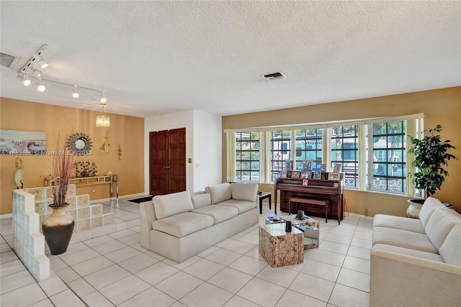 3300 N Hills Dr, Hollywood, Florida image 3