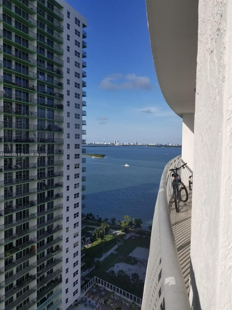 Beautiful unit at Opera Tower, facing NorthEast with great sunset view. Modern kitchen with stainless steel appliances. Large living room with balcony city and bay view. Spacious Bathroom and walking closet. Washer and dryer inside the unit.