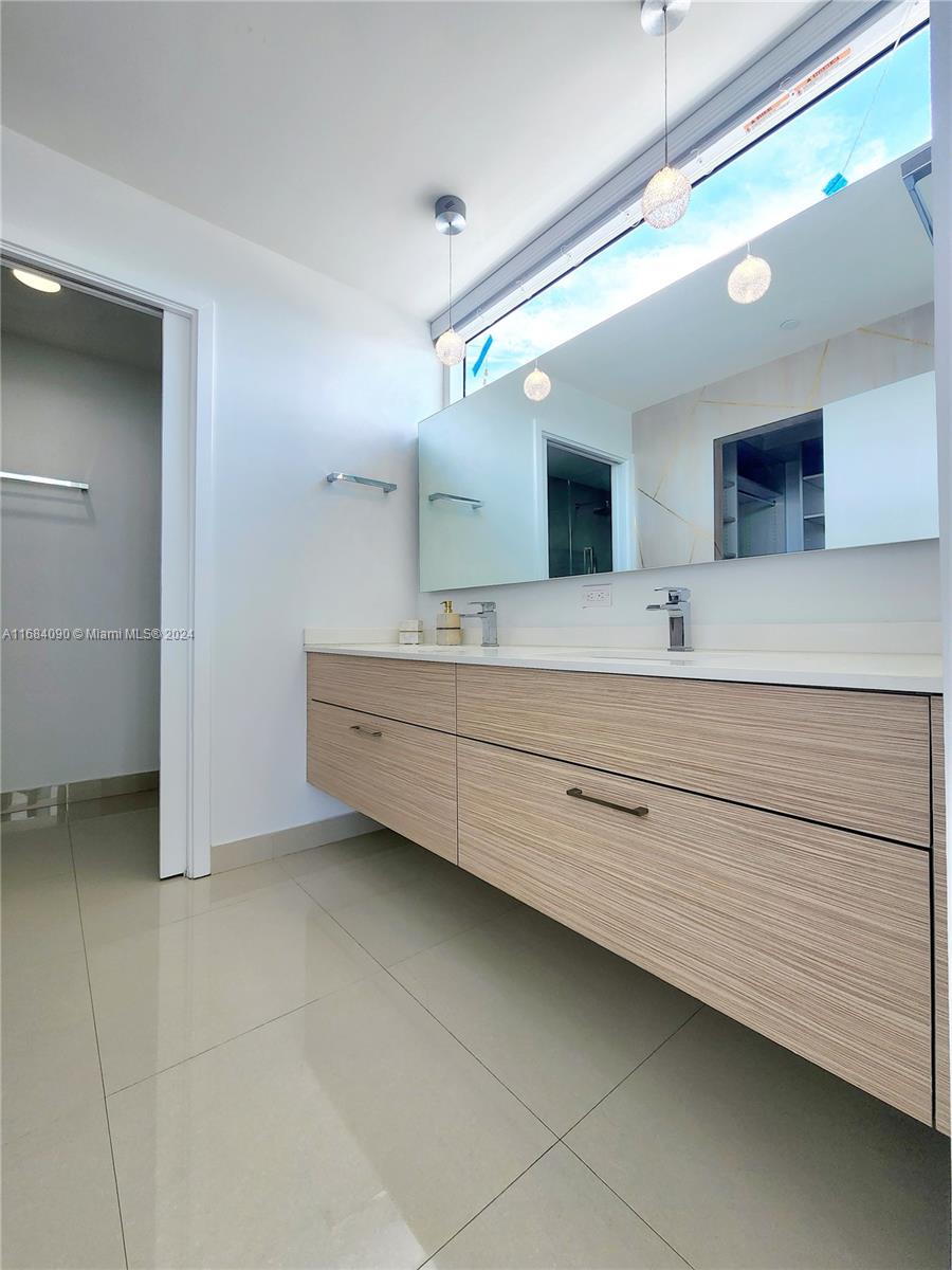 600 NE 27th St #2101, Miami FL 33137