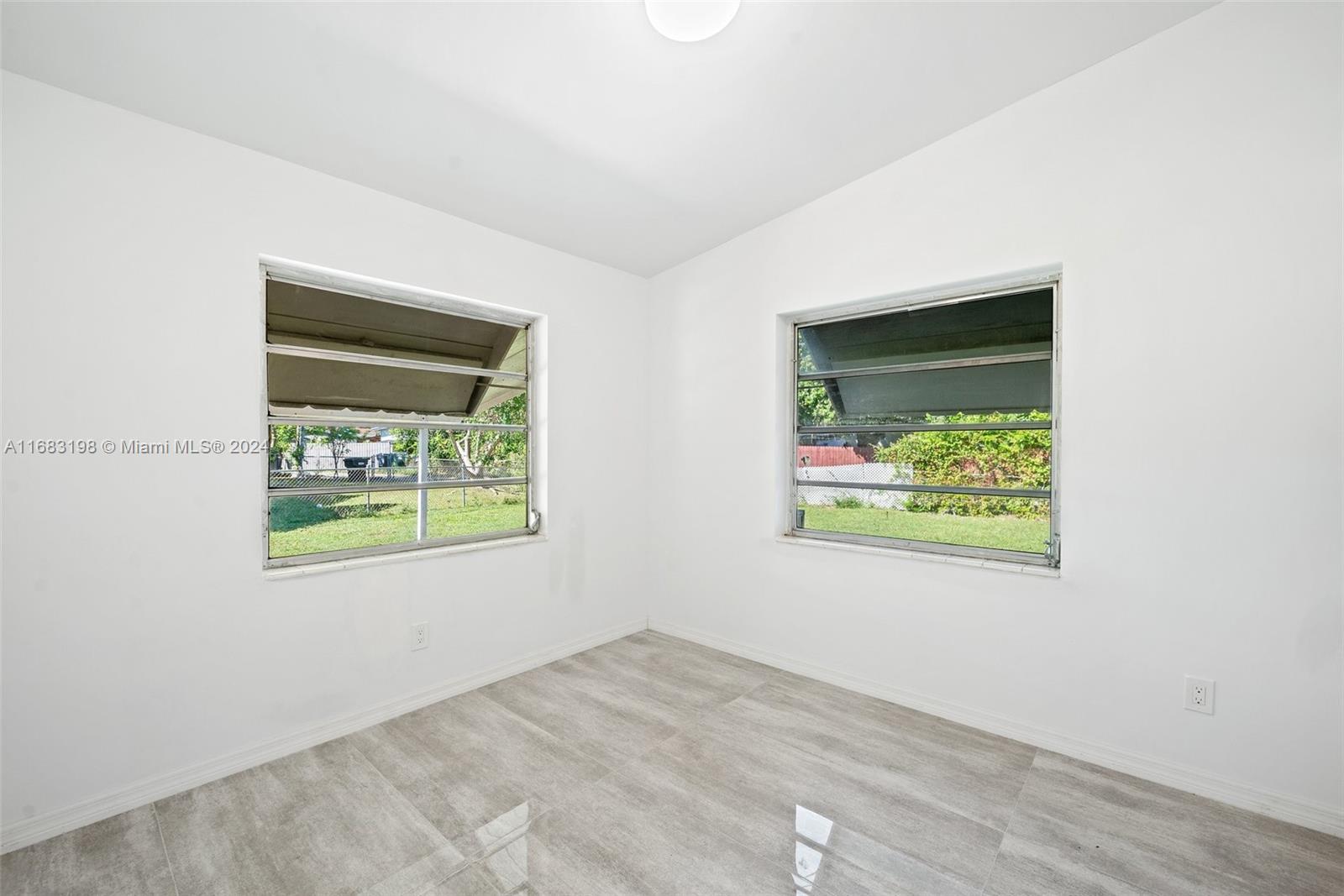 1677 NE 178th St, North Miami Beach, Florida image 21