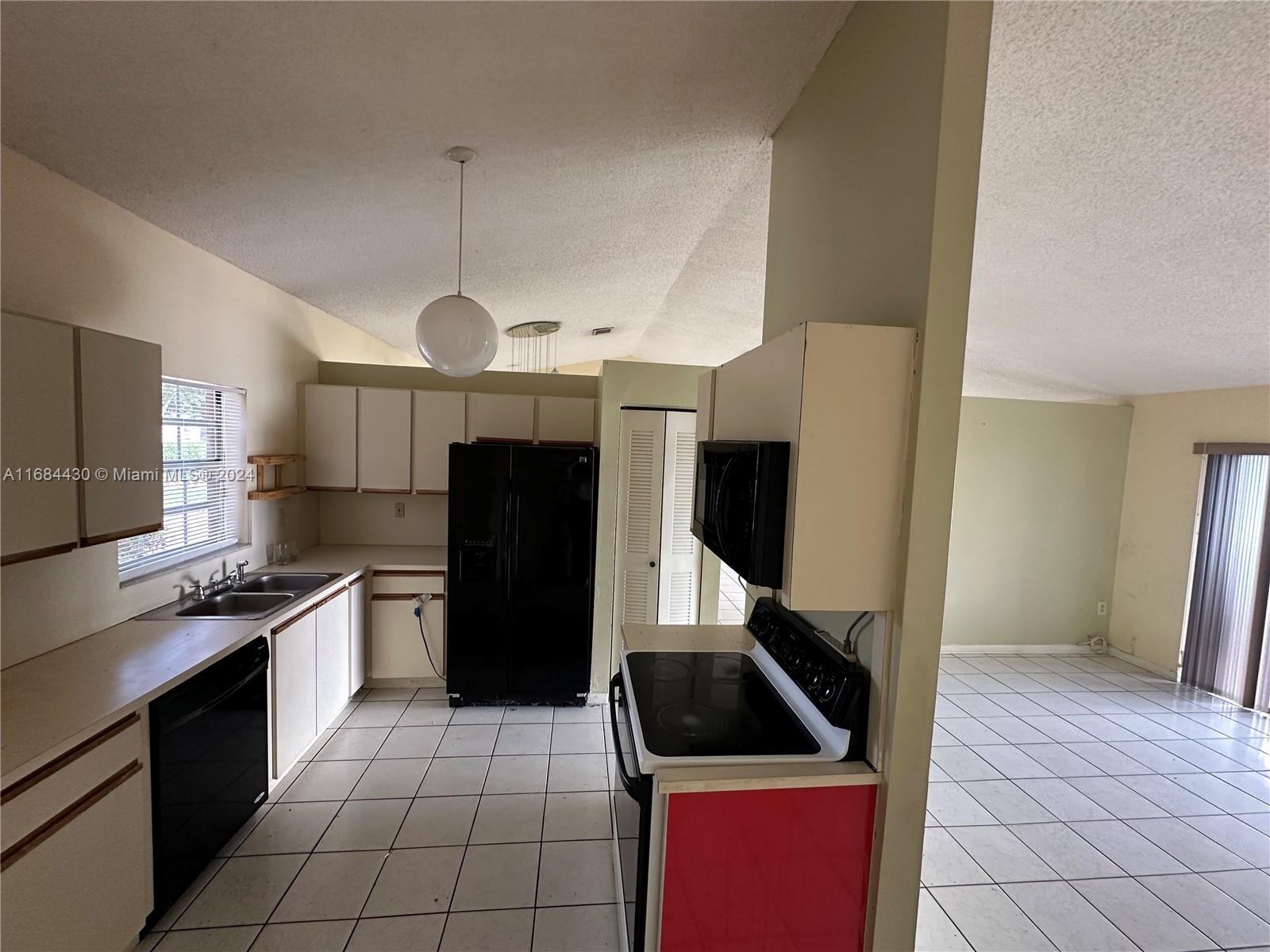 Residential, Hialeah, Florida image 3