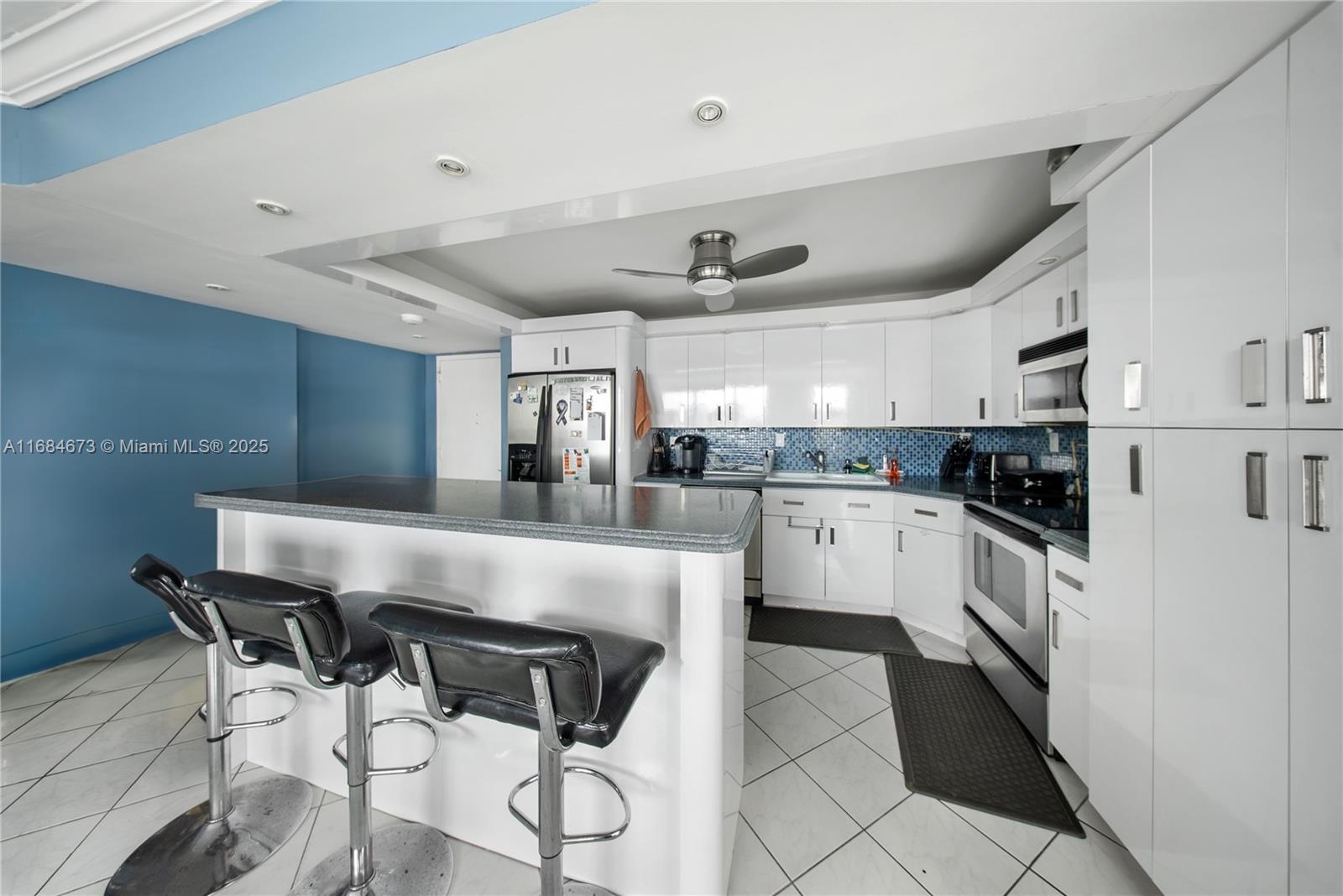 7135 Collins Ave 1215