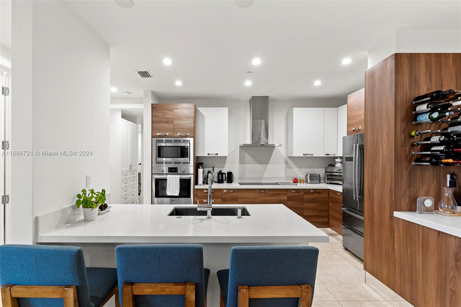 718 Valencia Ave #307, Coral Gables FL 33134