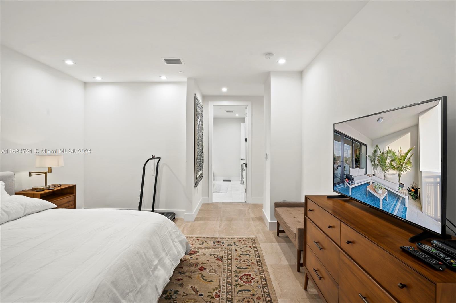 718 Valencia Ave #307, Coral Gables FL 33134