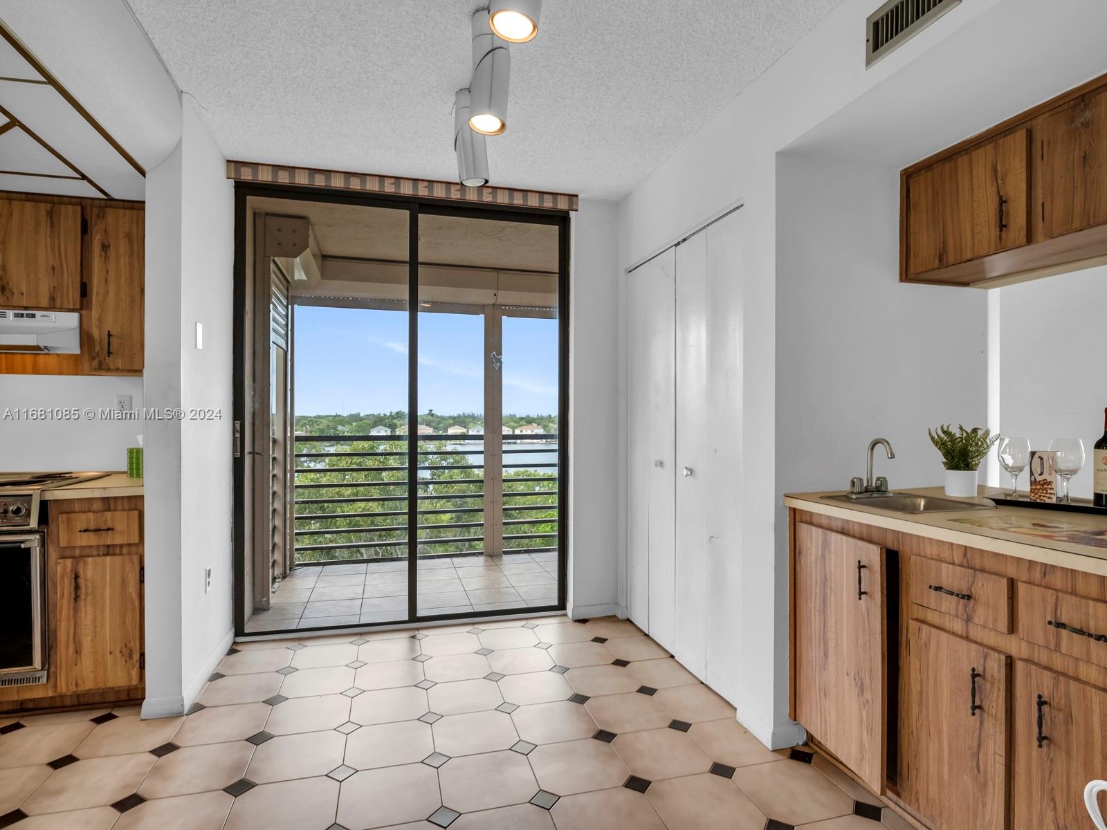 1101 Colony Point Cir #501, Pembroke Pines, Florida image 13