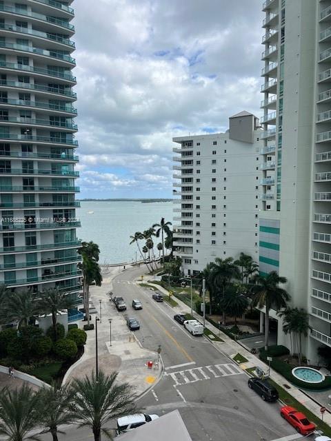 Beautiful 1 Bed 1 Bath unit at Brickell House. This is a luxury building with full 5 Star amenities such as: Expansive 46th floor Sky deck with pool, 24H Concierge Center, state of the art Movie Theater, fully equipped advanced Fitness Center, Resort style Mezzanine with heated whirlpool, walking distance to the shops and restaurants in Brickell City Centre. MUST SEE !