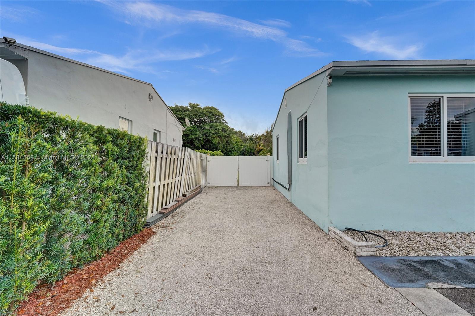 2726 Taylor St, Hollywood, Florida image 8