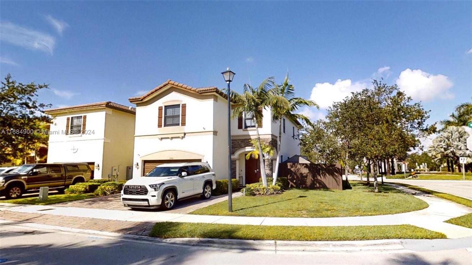 8786 NW 99th Path, Doral, Florida image 1