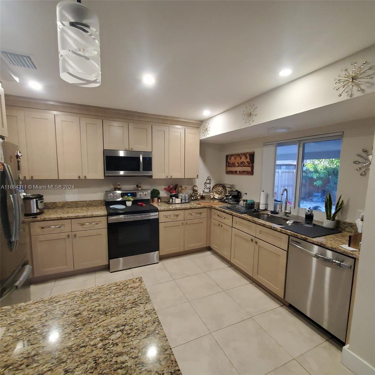 421 NE 39th St, Deerfield Beach, Florida image 17