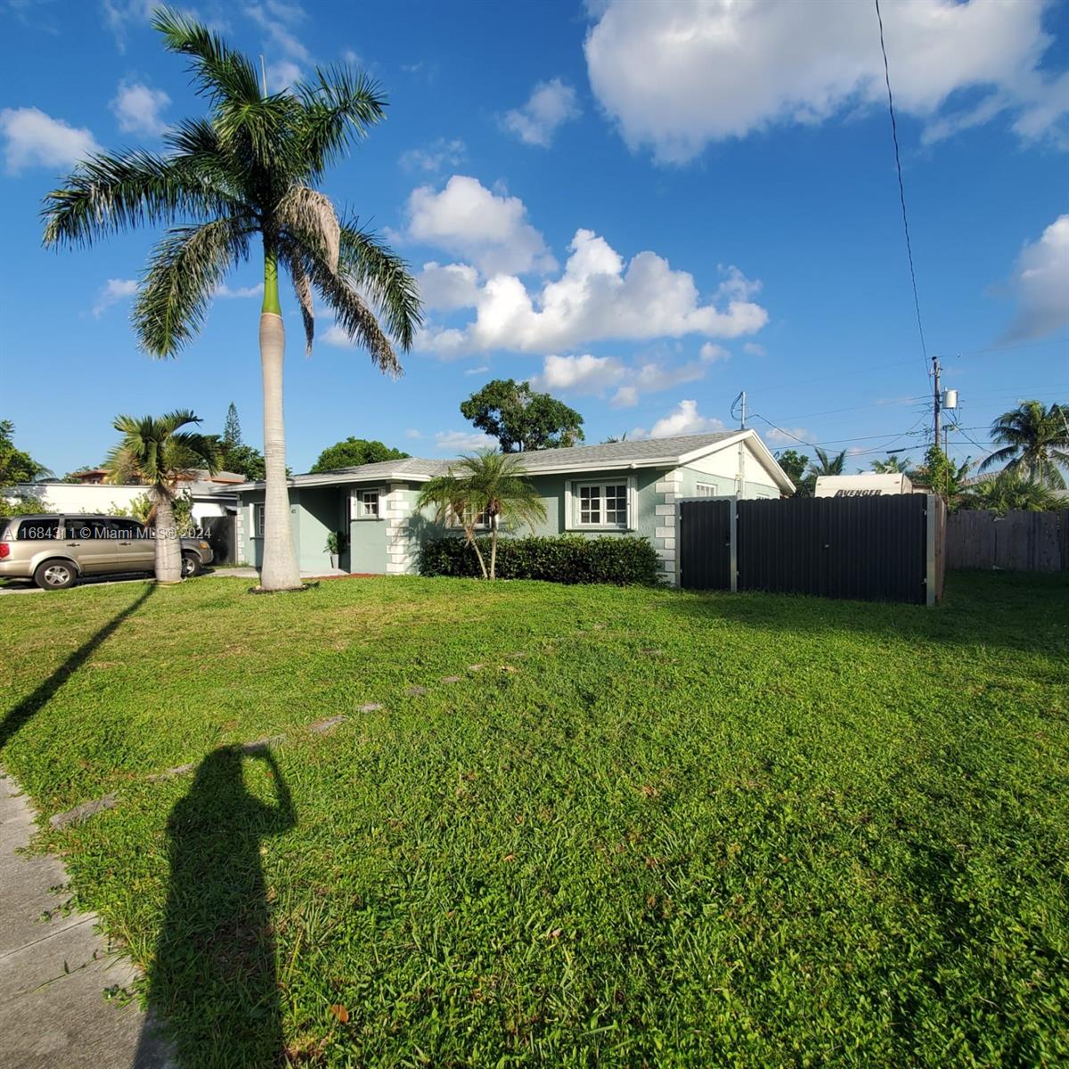 421 NE 39th St, Deerfield Beach, Florida image 2