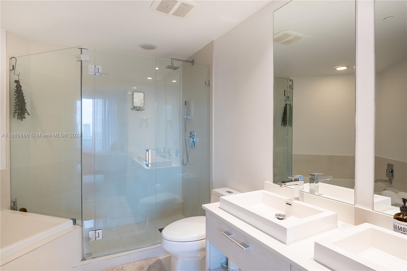 45 SW 9th St #2901, Miami FL 33130
