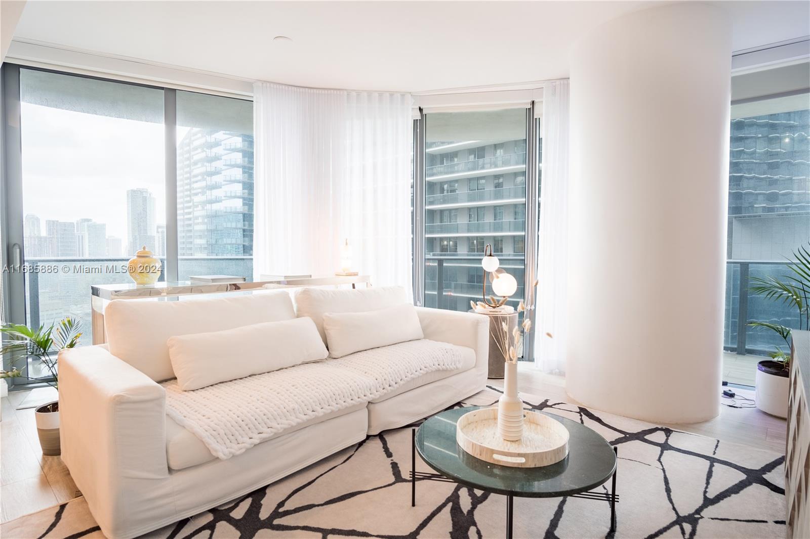 45 SW 9th St #2901, Miami FL 33130