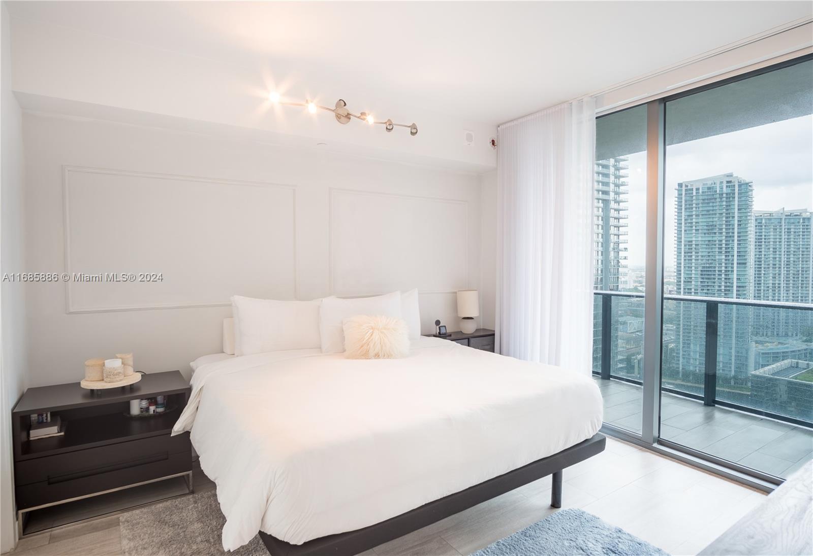 45 SW 9th St #2901, Miami FL 33130