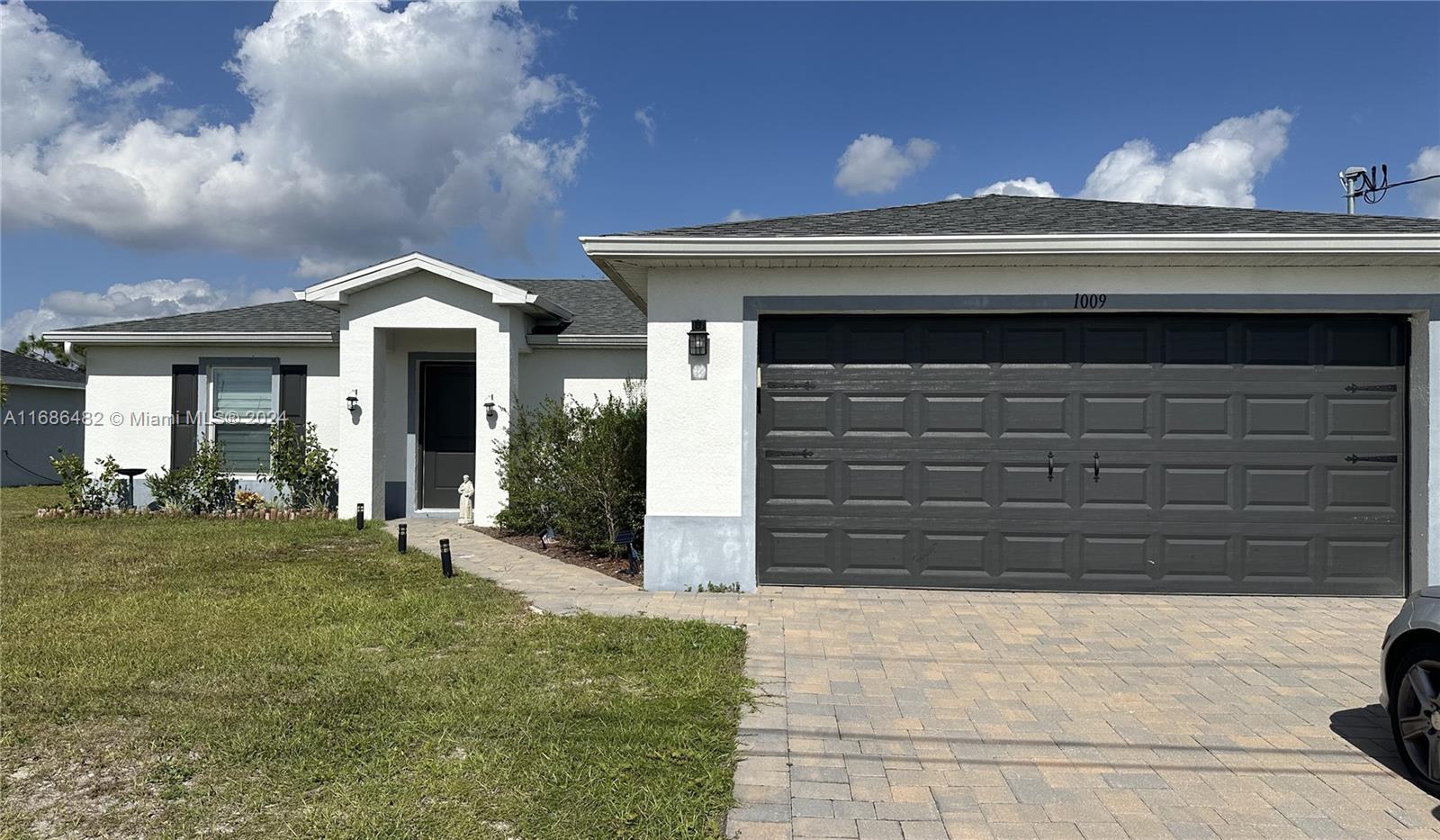 1009 NE 39th Ter, Cape Coral, Florida image 2