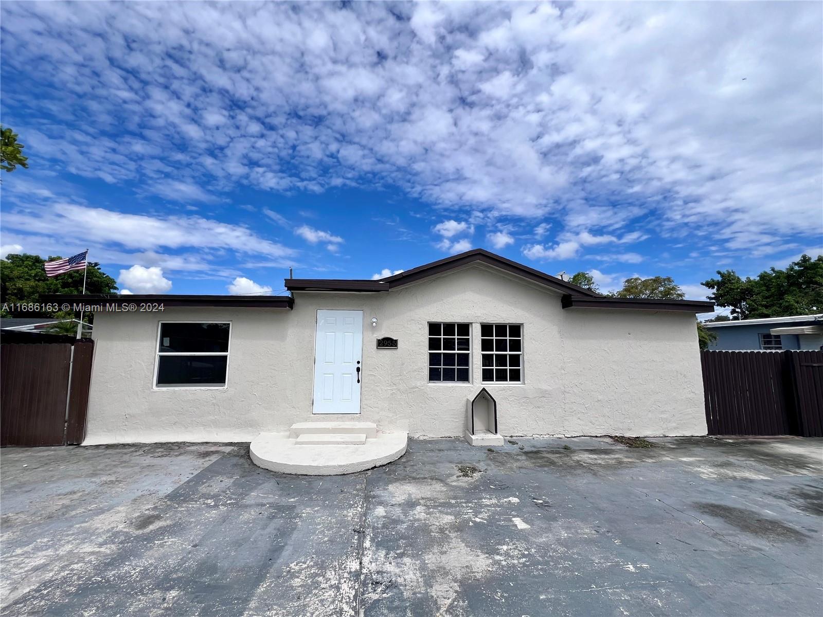 3/2 with large bedrooms and closet space on large 8K duplex zoned lot. Space for pool/boat/RV. Centrally located near major highways. Efficiency great as in-law quarters or additional income.