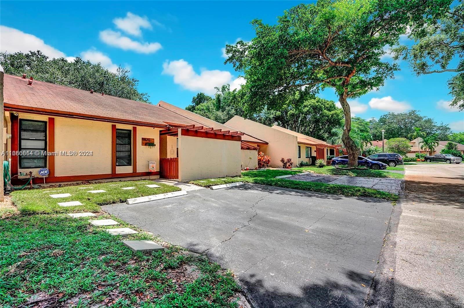 9820 NW 15th Ct, Pembroke Pines, Florida image 2